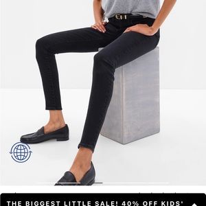 GAP- Mid Rise True Skinny Jeans with Washwell